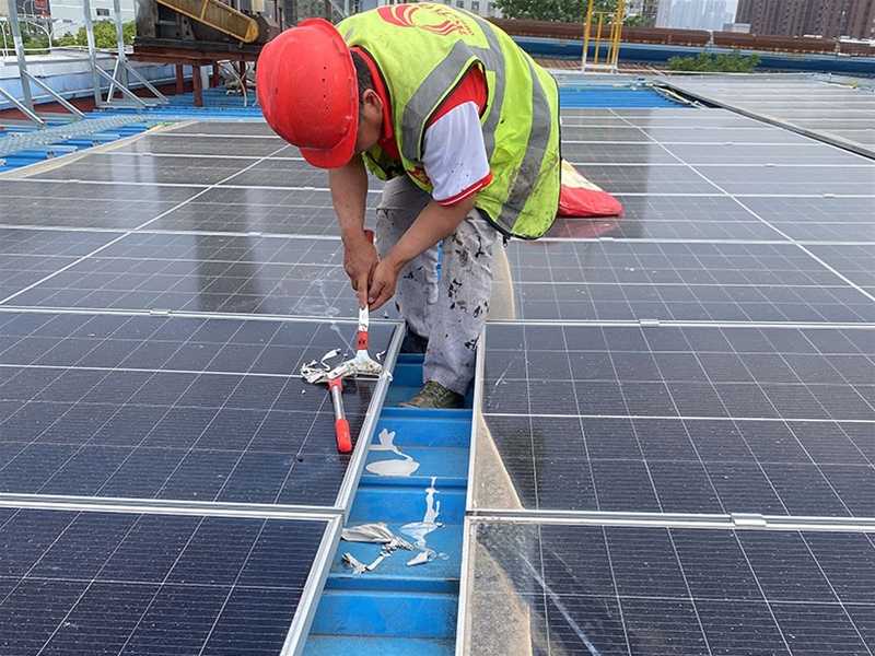 太阳能板铲油漆