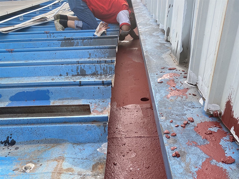 屋面天沟除锈刷防锈漆
